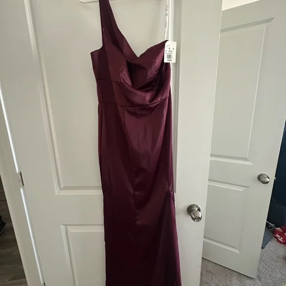 Chic One-Shoulder Burgundy Dress - Picture 2 of 4